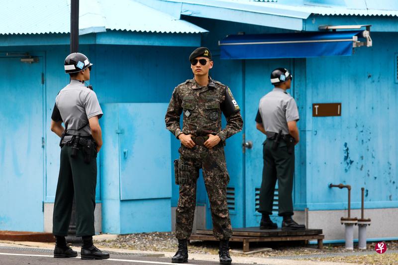 逾七成韩国人赞成韩军向海外派兵,图为韩国士兵在非军事区的板门店站岗。(彭博社) 逾七成韩国人赞成韩军向海外派兵,图为韩国士兵在非军事区的板门店站岗。(彭博社)