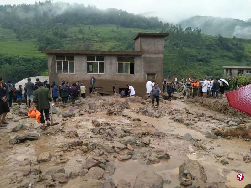 ▲四川凉山州普格县昨天发生泥石流灾害,至少造成24人遇难,图为受灾现场。(中新社) ▲四川凉山州普格县昨天发生泥石流灾害,至少造成24人遇难,图为受灾现场。(中新社)