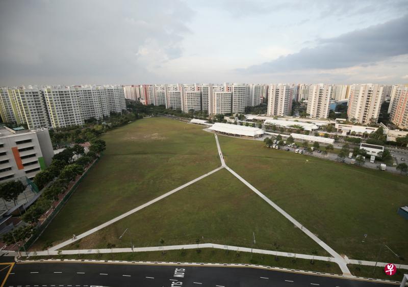 万国地铁站旁的空地将建设包括小贩中心在内的综合中心,这是首个规定必建小贩中心的政府售地计划综合发展项目。(陈渊庄摄) 万国地铁站旁的空地将建设包括小贩中心在内的综合中心,这是首个规定必建小贩中心的政府售地计划综合发展项目。(陈渊庄摄)