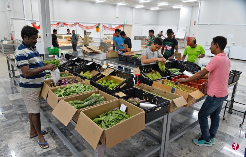 住户可在宿舍的便利商店买到新鲜蔬果。 住户可在宿舍的便利商店买到新鲜蔬果。