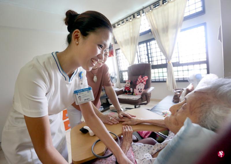 樟宜综合医院的社区护士定期到黄美颜的住家,为行动不便的她做检查,确保她的健康状况稳定。(严宣融摄) 樟宜综合医院的社区护士定期到黄美颜的住家,为行动不便的她做检查,确保她的健康状况稳定。(严宣融摄)