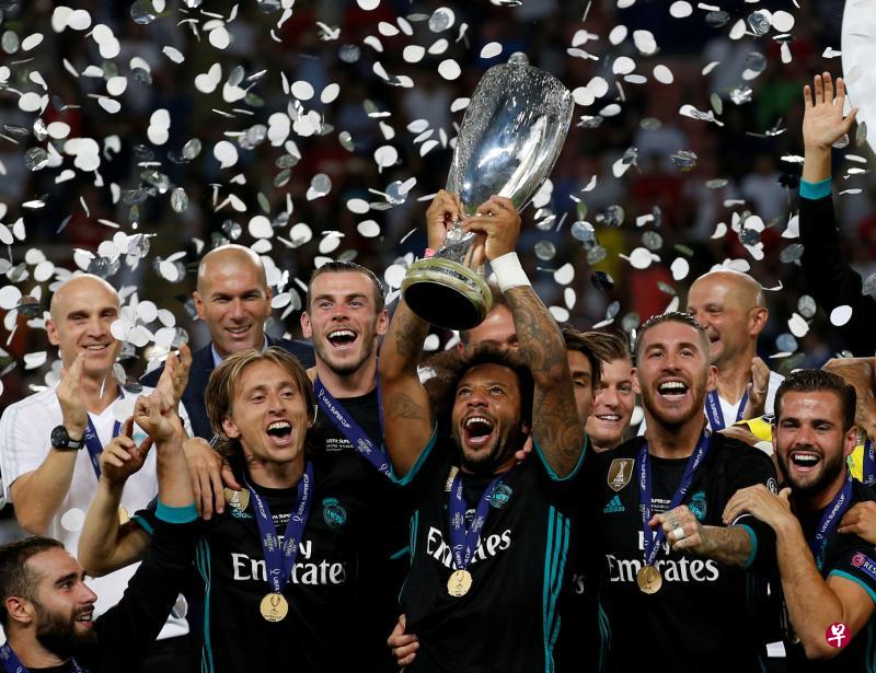 皇马球员高举欧洲超级杯,这是齐达内(后排左二)执教皇马赢得的第六座奖杯。(路透社) 皇马球员高举欧洲超级杯,这是齐达内(后排左二)执教皇马赢得的第六座奖杯。(路透社)