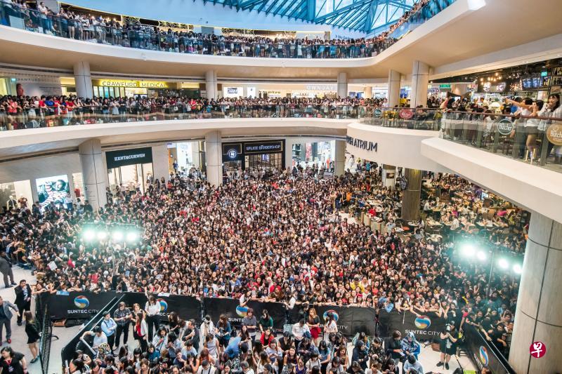 《军舰岛》三位主角黄晸玟、宋仲基与苏志燮,前天傍晚在新达城会粉丝,5000多人挤爆商场,多数粉丝明显为宋仲基而来。(嘉华院线提供) 《军舰岛》三位主角黄晸玟、宋仲基与苏志燮,前天傍晚在新达城会粉丝,5000多人挤爆商场,多数粉丝明显为宋仲基而来。(嘉华院线提供)