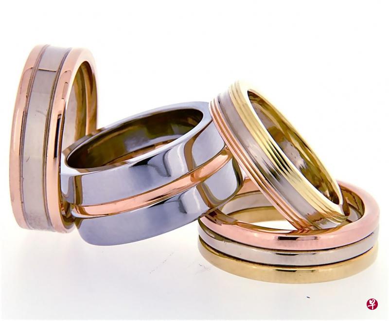 多色金搭配坚固的钛制成结婚戒指,代表坚贞不渝的爱情。 多色金搭配坚固的钛制成结婚戒指,代表坚贞不渝的爱情。