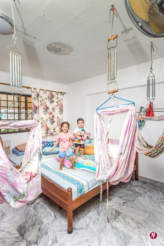 随着生活方式和消费模式的改变,纱笼摇篮目前已显得过时。 随着生活方式和消费模式的改变,纱笼摇篮目前已显得过时。