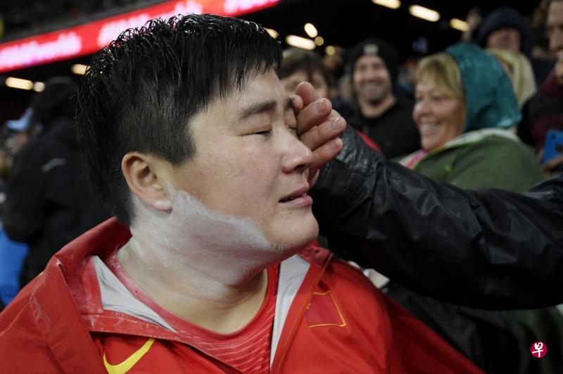 巩立姣夺冠后喜极而泣,德国籍主帅克拉克(不在图中)给她拭泪。(路透社) 巩立姣夺冠后喜极而泣,德国籍主帅克拉克(不在图中)给她拭泪。(路透社)