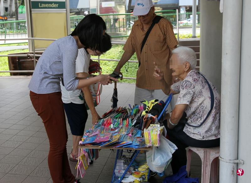 83岁小贩戴慧爱在劳明达地铁站出口摆摊10多年。 83岁小贩戴慧爱在劳明达地铁站出口摆摊10多年。