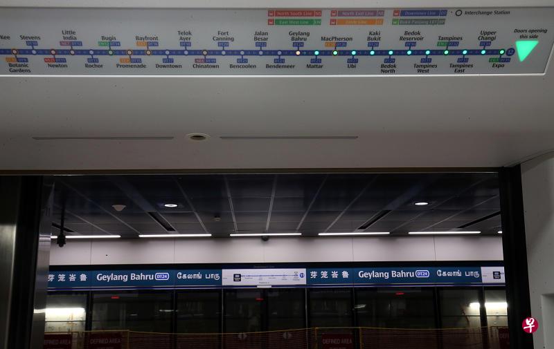 川行于东部多个地区的滨海市区线(Downtown Line)第三阶段路线的列车测试工作正如火如荼进行。工程人员须确保列车内的地铁路线图信息正确。 川行于东部多个地区的滨海市区线(Downtown Line)第三阶段路线的列车测试工作正如火如荼进行。工程人员须确保列车内的地铁路线图信息正确。