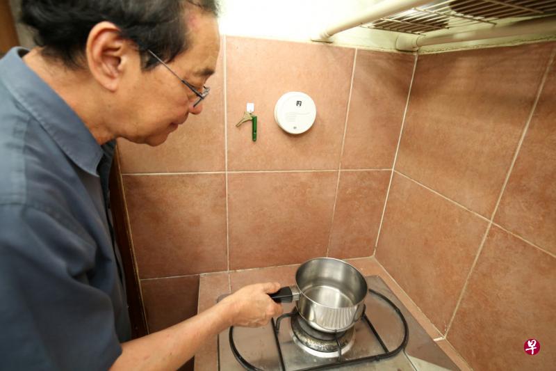 谢世顺家中的烟雾警报器就装在炉灶旁,老人家煮东西时,万一打个盹或忘了关火,炉灶上的食物煮过头冒烟,警报器就会响起。(梁麒麟摄) 谢世顺家中的烟雾警报器就装在炉灶旁,老人家煮东西时,万一打个盹或忘了关火,炉灶上的食物煮过头冒烟,警报器就会响起。(梁麒麟摄)