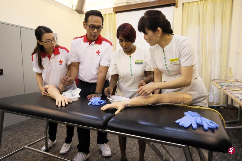 新加坡红十字会和新加坡护士协会签署合作备忘录后,更多护士将有机会到海外参与人道援助工作。(左起)侯艾欣和苏蒂尔曼等红十字会护士义工也将有更多机会与莉玛和刘洁英等护士协会旗下的护士交换经验,分享护理知识。(何家俊摄) 新加坡红十字会和新加坡护士协会签署合作备忘录后,更多护士将有机会到海外参与人道援助工作。(左起)侯艾欣和苏蒂尔曼等红十字会护士义工也将有更多机会与莉玛和刘洁英等护士协会旗下的护士交换经验,分享护理知识。(何家俊摄)