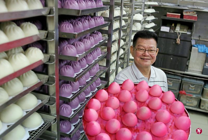 桃源食品创办人林金成:现在专门大规模做包点的也只剩下几家,各自有固定的客户,大家各做各的。(严宣融摄) 桃源食品创办人林金成:现在专门大规模做包点的也只剩下几家,各自有固定的客户,大家各做各的。(严宣融摄)