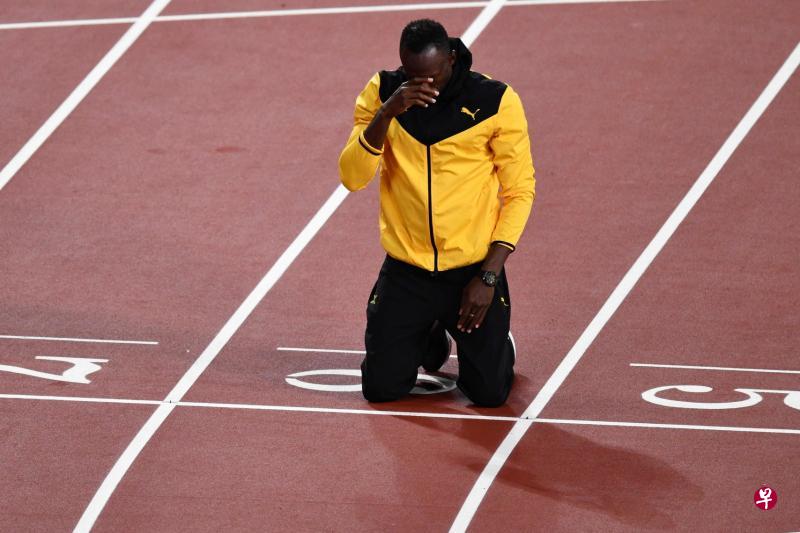 在绕场一圈告别后,牙买加飞人博尔特跪在跑道上,为他的传奇生涯画上句号。(法新社) 在绕场一圈告别后,牙买加飞人博尔特跪在跑道上,为他的传奇生涯画上句号。(法新社)