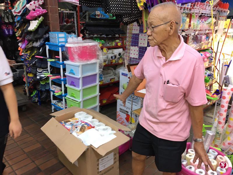 八旬阿伯被指“偷”走放置在后巷的两箱纸巾,还被要求“罚款”200元。 八旬阿伯被指“偷”走放置在后巷的两箱纸巾,还被要求“罚款”200元。