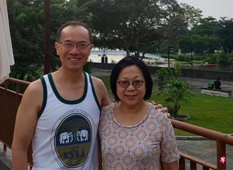 前外交部长杨荣文(左)目前在美国休斯敦陪伴患鼻腔鼻窦未分化癌的妻子梁利平(右)接受治疗。(取自梁利平面簿) 前外交部长杨荣文(左)目前在美国休斯敦陪伴患鼻腔鼻窦未分化癌的妻子梁利平(右)接受治疗。(取自梁利平面簿)