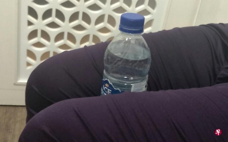 坐着时,双脚张开一个拳头的宽度,用膝盖夹住矿泉水瓶。 坐着时,双脚张开一个拳头的宽度,用膝盖夹住矿泉水瓶。