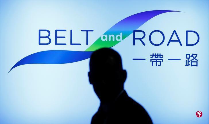 资料图片:2016年5月,香港,一名男子经过“一带一路”论坛现场的一处标识。(路透社) 资料图片:2016年5月,香港,一名男子经过“一带一路”论坛现场的一处标识。(路透社)