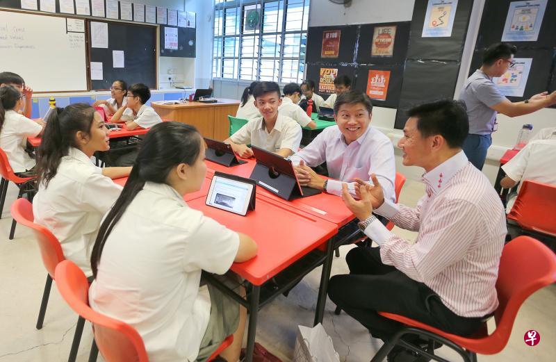 教育部长(学校)黄志明(右二)昨天走访美雅中学,了解该校试用“新加坡学生学习平台”的情况。图为黄志明和美雅中学校长卓鼎裁(右一)参与学生的讨论。(海峡时报) 教育部长(学校)黄志明(右二)昨天走访美雅中学,了解该校试用“新加坡学生学习平台”的情况。图为黄志明和美雅中学校长卓鼎裁(右一)参与学生的讨论。(海峡时报)