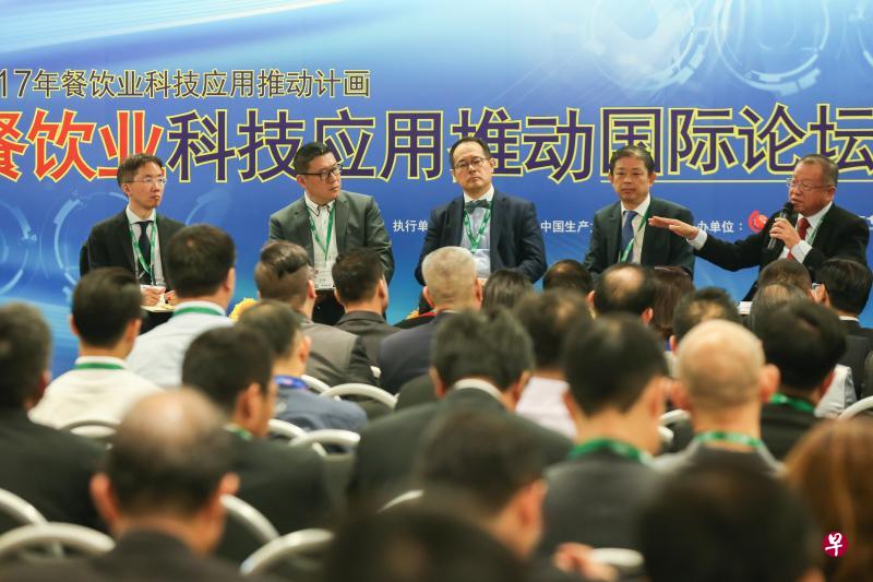 台湾食品发展协会荣誉理事长林家振(左起)、台湾森邦集团总经理吴信泰、同乐集团总裁兼首席执行长周家萌以及胜乐集团董事经理陈祖坤,在中小企业大会的论坛上,就科技对餐饮业的影响各抒己见。论坛由台湾中国生产力中心总经理张宝诚(右一)主持。(梁伟康摄) 台湾食品发展协会荣誉理事长林家振(左起)、台湾森邦集团总经理吴信泰、同乐集团总裁兼首席执行长周家萌以及胜乐集团董事经理陈祖坤,在中小企业大会的论坛上,就科技对餐饮业的影响各抒己见。论坛由台湾中国生产力中心总经理张宝诚(右一)主持。(梁伟康摄)