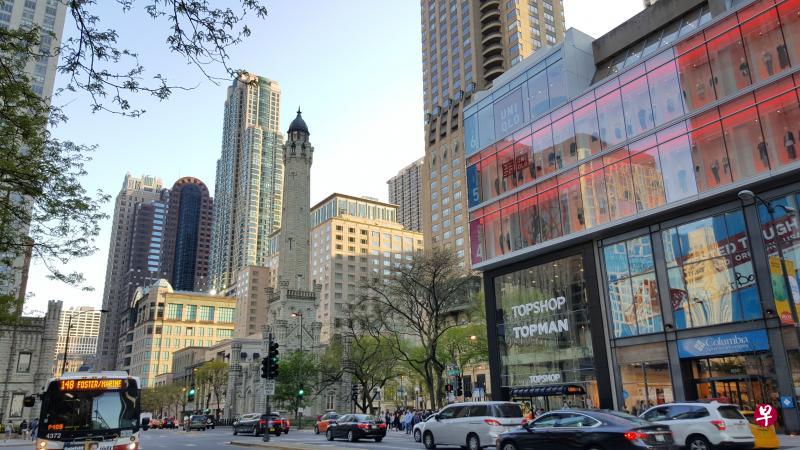 古老水塔(中)坐落在华丽一英里的Uniqlo、Topshop等专卖店附近。 古老水塔(中)坐落在华丽一英里的Uniqlo、Topshop等专卖店附近。