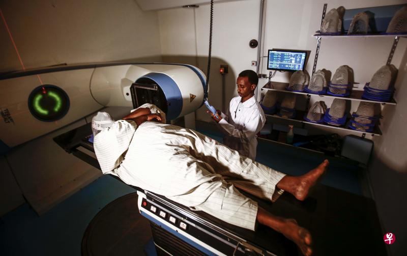 非洲国家苏丹的一个癌症患者于7月25日在首都喀土穆的辐射与同位素中心接受放射线治疗。(法新社) 非洲国家苏丹的一个癌症患者于7月25日在首都喀土穆的辐射与同位素中心接受放射线治疗。(法新社)
