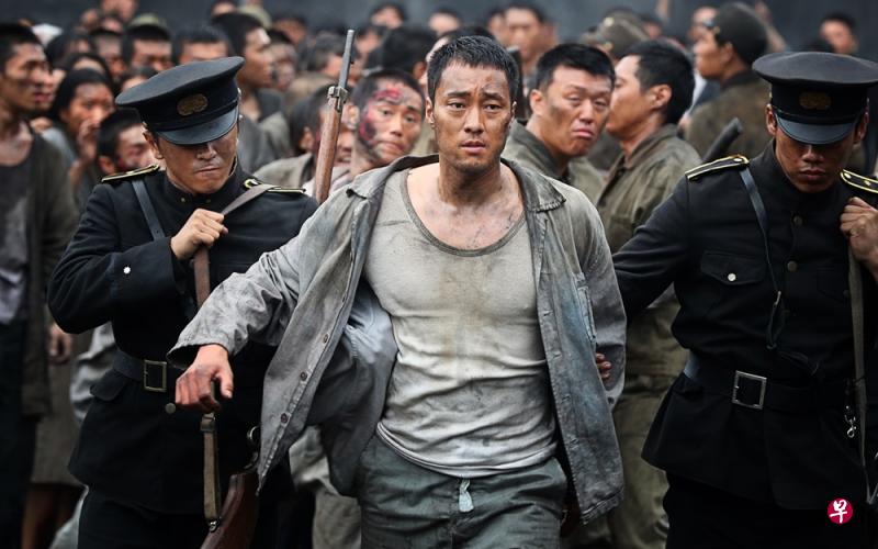 苏志燮(中)片中带点流氓性格,动不动拳头示人。 苏志燮(中)片中带点流氓性格,动不动拳头示人。