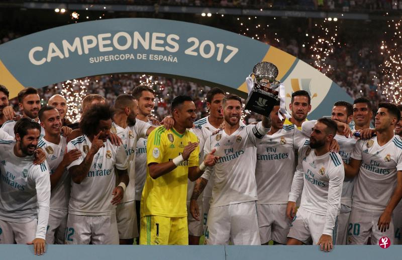 皇马队长拉莫斯举起奖杯,与队友庆祝夺得西班牙超级杯。(路透社) 皇马队长拉莫斯举起奖杯,与队友庆祝夺得西班牙超级杯。(路透社)