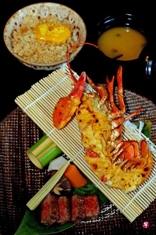 蒜蓉炒饭配日式照烧酱和牛、龙虾、海胆、鲜蔬菜,很丰盛。 蒜蓉炒饭配日式照烧酱和牛、龙虾、海胆、鲜蔬菜,很丰盛。