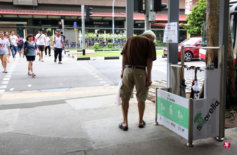 三巴旺地铁站外设置的伞架上,只剩下一把特别设计的“共用伞”,不过也多出了几把居民自发添补的雨伞。(萧紫薇摄) 三巴旺地铁站外设置的伞架上,只剩下一把特别设计的“共用伞”,不过也多出了几把居民自发添补的雨伞。(萧紫薇摄)