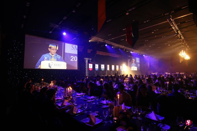 ▲新加坡管理大学昨晚在新落成的法学院大楼礼堂举办开学典礼。礼堂大银幕显示新大董事主席何光平致词时的画面。(周柏荣摄) ▲新加坡管理大学昨晚在新落成的法学院大楼礼堂举办开学典礼。礼堂大银幕显示新大董事主席何光平致词时的画面。(周柏荣摄)