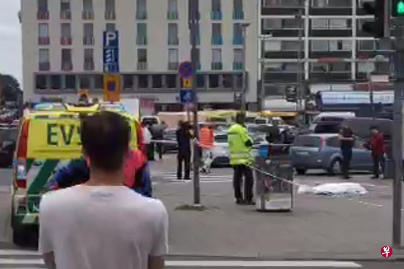 图尔库市中心,好几人遭凶徒砍伤,图中可见至少一人遇害。(法新社) 图尔库市中心,好几人遭凶徒砍伤,图中可见至少一人遇害。(法新社)