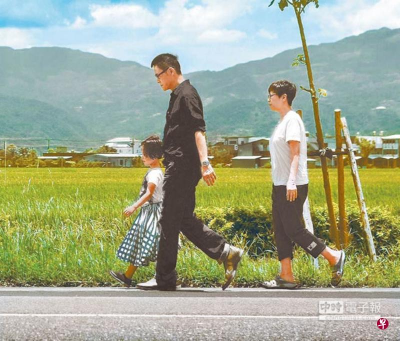 罗大佑新专辑封面,妻女难得露面。 罗大佑新专辑封面,妻女难得露面。