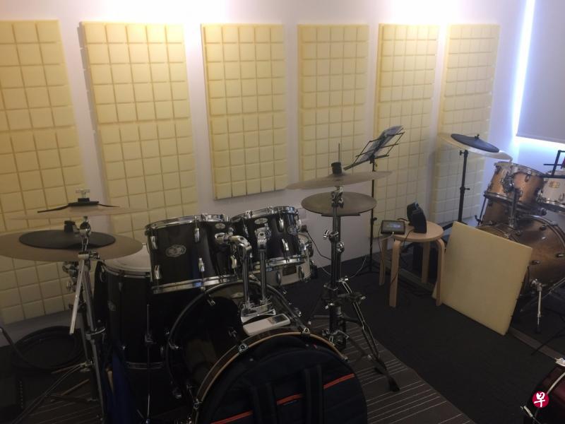 要在组屋练习架子鼓,应该在房内四面墙、天花板和地面都铺上优质隔音装置,以免声量干扰到邻居。(NYTC提供) 要在组屋练习架子鼓,应该在房内四面墙、天花板和地面都铺上优质隔音装置,以免声量干扰到邻居。(NYTC提供)