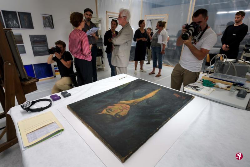 瑞士伯恩美术馆向记者们展示修复中的古尔利特藏品。(法新社) 瑞士伯恩美术馆向记者们展示修复中的古尔利特藏品。(法新社)