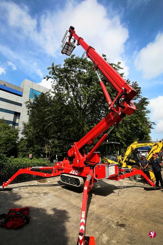 政府呼吁园景业者善用当局提供的园景业生产力补贴,采用先进科技和机械提升生产力。这台“蜘蛛升降机”的四肢可独立调整长度,即使在斜坡或凹凸不平的地面上修剪树枝,也能确保工作人员的安全。(公园局提供) 政府呼吁园景业者善用当局提供的园景业生产力补贴,采用先进科技和机械提升生产力。这台“蜘蛛升降机”的四肢可独立调整长度,即使在斜坡或凹凸不平的地面上修剪树枝,也能确保工作人员的安全。(公园局提供)