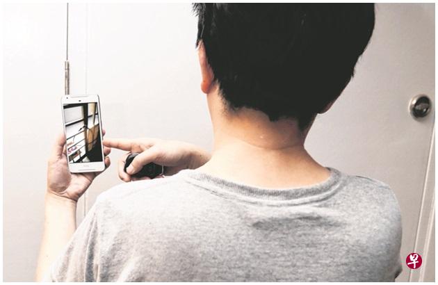 蔡先生表示,之前邻居欠阿窿钱,导致他们受殃及,时不时被阿窿跑腿上门骚扰,还曾被锁门。 蔡先生表示,之前邻居欠阿窿钱,导致他们受殃及,时不时被阿窿跑腿上门骚扰,还曾被锁门。