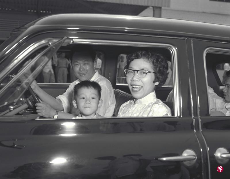 李显龙总理以华语演讲时分享他学习华文的经验,提及父母因重视孩子的母语学习,在他三岁时将他送到南洋幼稚园念书。这是他年幼时与父亲李光耀及母亲柯玉芝的合照。(档案照片) 李显龙总理以华语演讲时分享他学习华文的经验,提及父母因重视孩子的母语学习,在他三岁时将他送到南洋幼稚园念书。这是他年幼时与父亲李光耀及母亲柯玉芝的合照。(档案照片)