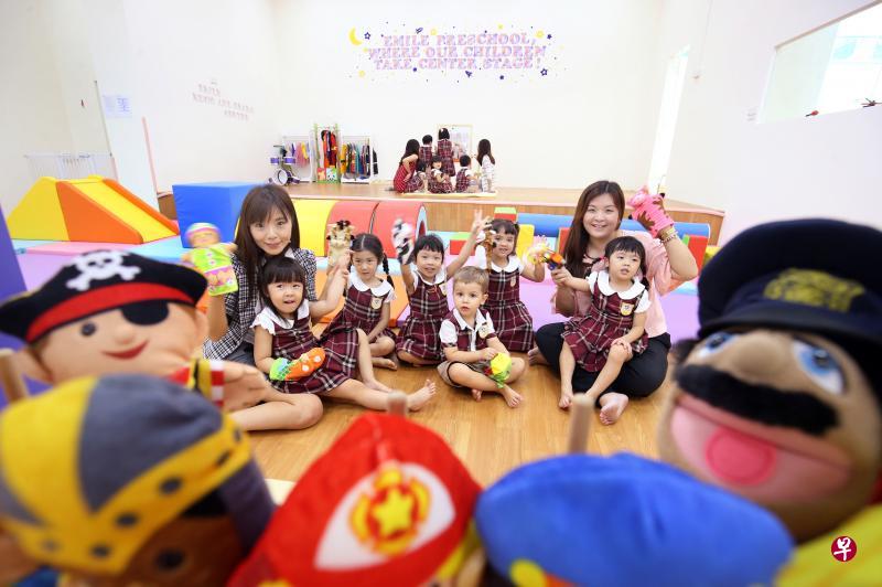 打算进修博士的陈晓薇深感鼓舞,她说,同行的出路今后会更广。“我们不只能当老师、高级老师和校长,还能成为课程规划专才,甚至是做研究、当讲师,这是一份既有满足感又有事业前景的工作。”(周柏荣摄) 打算进修博士的陈晓薇深感鼓舞,她说,同行的出路今后会更广。“我们不只能当老师、高级老师和校长,还能成为课程规划专才,甚至是做研究、当讲师,这是一份既有满足感又有事业前景的工作。”(周柏荣摄)