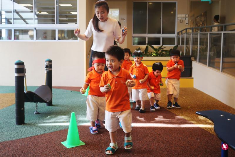 职总优儿学府幼乐园与国家艺术理事会合作,在榜鹅埃奇菲尔坪的幼乐园推出学前艺术教育试验计划,透过艺术培养孩子的创意和表达能力,让幼童获得更全面的发展。(谢智扬摄) 职总优儿学府幼乐园与国家艺术理事会合作,在榜鹅埃奇菲尔坪的幼乐园推出学前艺术教育试验计划,透过艺术培养孩子的创意和表达能力,让幼童获得更全面的发展。(谢智扬摄)