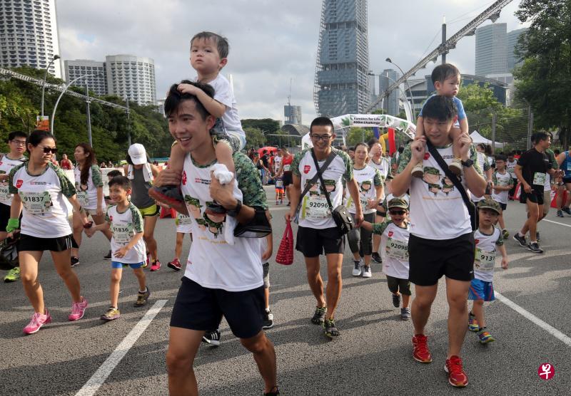 今年有不少举家参与800米亲子挑战赛的家庭,他们穿着陆军主题的上衣,大人小孩玩得不亦乐乎。(邬福梁摄) 今年有不少举家参与800米亲子挑战赛的家庭,他们穿着陆军主题的上衣,大人小孩玩得不亦乐乎。(邬福梁摄)
