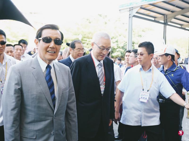 台湾前副总统吴敦义(中),昨天在前总统马英九(左一)的陪同下走入会场。(黄顺杰摄) 台湾前副总统吴敦义(中),昨天在前总统马英九(左一)的陪同下走入会场。(黄顺杰摄)