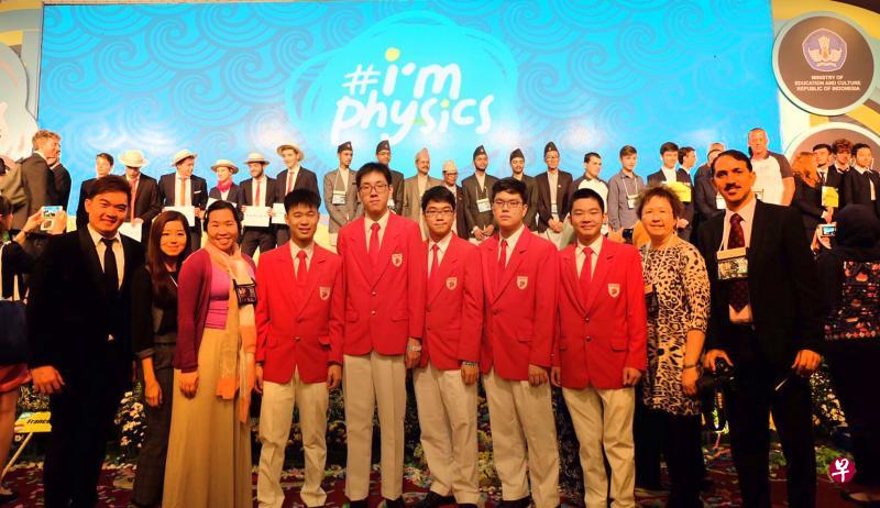 代表我国参加物理奥林匹克竞赛的国大数理中学学生林权恩(左四)和黄泓铭(右三),以及莱佛士书院学生张伟杰(左五)、李永威(左六)和马昭宇(右四),各得一枚金牌。(教育部提供) 代表我国参加物理奥林匹克竞赛的国大数理中学学生林权恩(左四)和黄泓铭(右三),以及莱佛士书院学生张伟杰(左五)、李永威(左六)和马昭宇(右四),各得一枚金牌。(教育部提供)