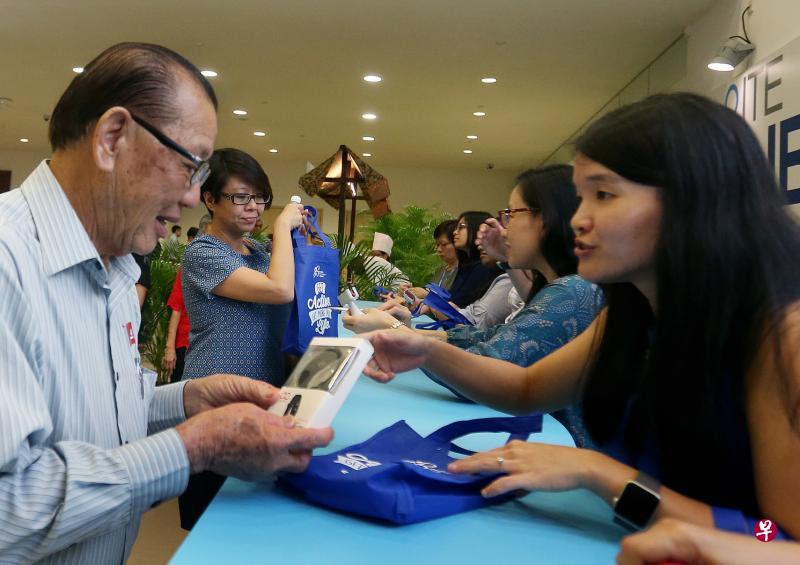 国庆群众大会的1300名出席者,昨晚在保健促进局的柜台领取免费计步器,开展日行万步的健康生活。(梁伟康摄) 国庆群众大会的1300名出席者,昨晚在保健促进局的柜台领取免费计步器,开展日行万步的健康生活。(梁伟康摄)