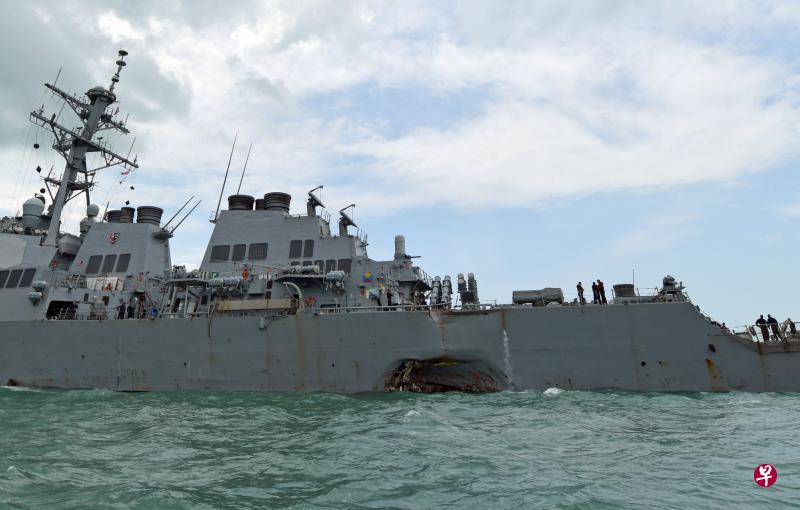 美国麦凯恩号导弹驱逐舰与商船相撞后,船体受到严重破坏,目前停泊在樟宜海军基地。(法新社) 美国麦凯恩号导弹驱逐舰与商船相撞后,船体受到严重破坏,目前停泊在樟宜海军基地。(法新社)