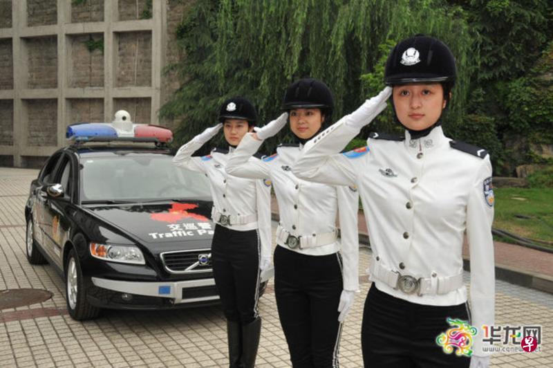 薄熙来主政期间,大力提升重庆的治安、绿化和基础建设,得到的评价有赞也有弹。这支重庆交巡警女子特勤支队也是薄熙来当年的“政绩”之一,不过在薄熙来下台后,这些特勤女子交巡警已经从重庆人的视野中消失。(互联网) 薄熙来主政期间,大力提升重庆的治安、绿化和基础建设,得到的评价有赞也有弹。这支重庆交巡警女子特勤支队也是薄熙来当年的“政绩”之一,不过在薄熙来下台后,这些特勤女子交巡警已经从重庆人的视野中消失。(互联网)