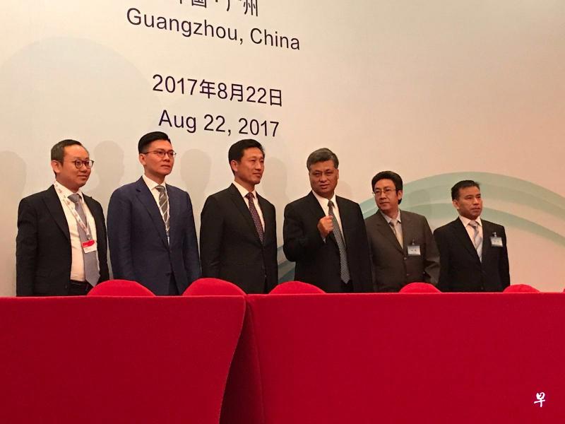 新粤合作理事会第八次会议今早召开,20个新加坡机构就16个项目签署相关协议,教育部长(高等教育与技能) 兼国防部第二部长王乙康(左三)、广东省长马兴瑞(右三)和新加坡企发局局长李沃文(左二)等见证了签署协议。 新粤合作理事会第八次会议今早召开,20个新加坡机构就16个项目签署相关协议,教育部长(高等教育与技能) 兼国防部第二部长王乙康(左三)、广东省长马兴瑞(右三)和新加坡企发局局长李沃文(左二)等见证了签署协议。