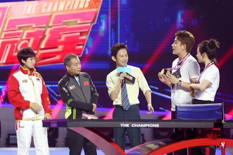 还未开战,明星队队长宋茜(右起)、贾乃亮便率先挂起奖牌,霸气出场。中为担任仲裁的何炅。(新浪娱乐图) 还未开战,明星队队长宋茜(右起)、贾乃亮便率先挂起奖牌,霸气出场。中为担任仲裁的何炅。(新浪娱乐图)