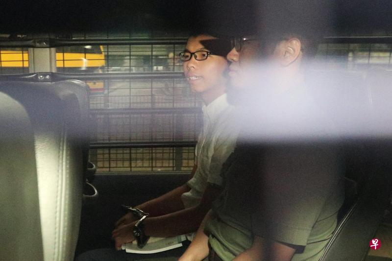 正在服刑的前学民思潮召集人黄之锋(左)昨早乘囚车到香港高等法院应讯,这是他入狱后首次亮相,其剃头照也第一次曝光。(路透社) 正在服刑的前学民思潮召集人黄之锋(左)昨早乘囚车到香港高等法院应讯,这是他入狱后首次亮相,其剃头照也第一次曝光。(路透社)