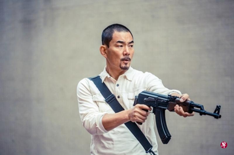 任贤齐近年以拍片居多,图为他在《树大招风》的抢匪造型。(网络图) 任贤齐近年以拍片居多,图为他在《树大招风》的抢匪造型。(网络图)