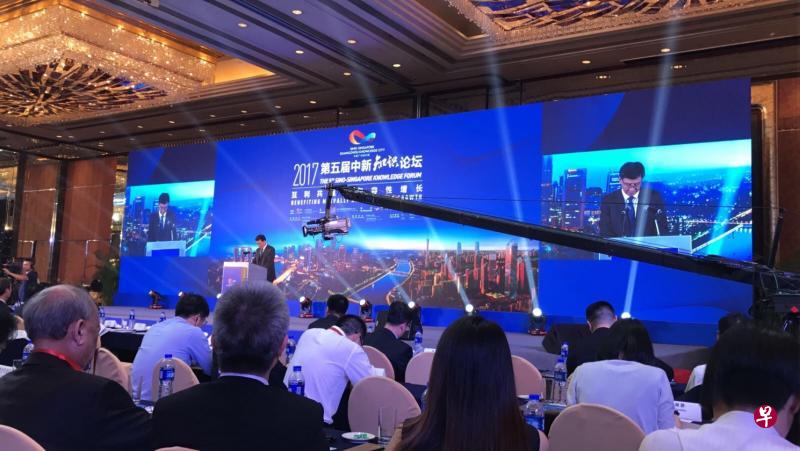 第五届中新知识论坛昨天在广州举行,与会嘉宾围绕“一带一路”“互利共赢”“包容性增长”展开讨论。(陈康威摄) 第五届中新知识论坛昨天在广州举行,与会嘉宾围绕“一带一路”“互利共赢”“包容性增长”展开讨论。(陈康威摄)