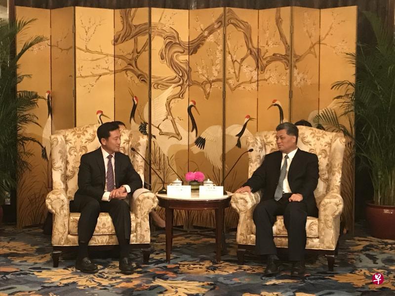 王乙康会见广东省长马兴瑞(右),就经贸、学术交流、广州知识城进展等课题交流。(林展霆摄) 王乙康会见广东省长马兴瑞(右),就经贸、学术交流、广州知识城进展等课题交流。(林展霆摄)